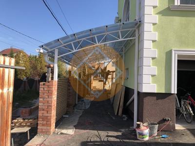 Навес к дому с полуарочной формой ската