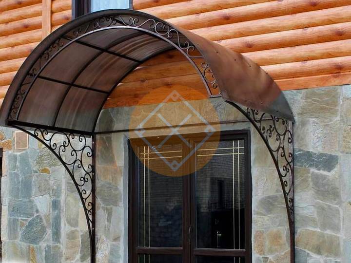 стальной козырек из профилированного поликарбоната с арочной крышей