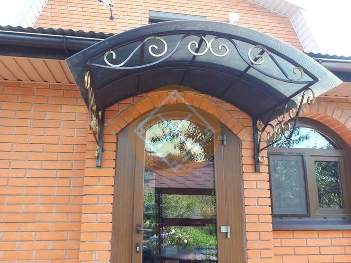 козырек с сотовым поликарбонатом и арочной крышей