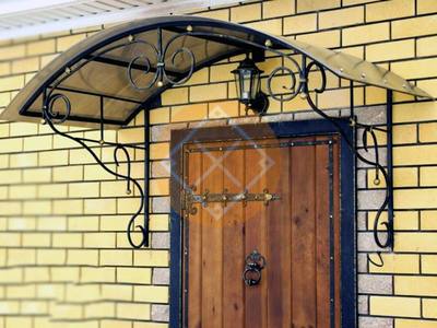 Козырек к дому с коваными элементами