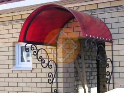 Козырек к дому с арочной крышей и профилированным поликарбонатом