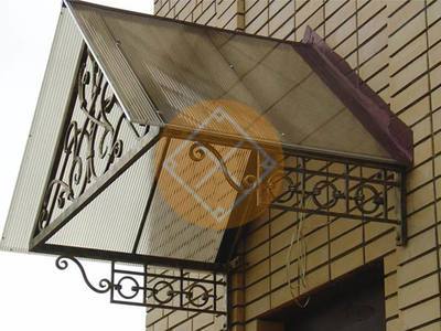 Двускатный козырек из профилированного поликарбоната