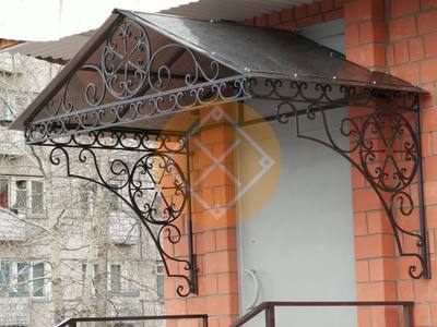 Козырек с двускатной крышей и элементами ковки
