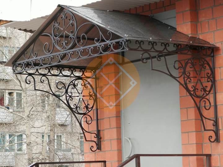двускатный козырек из поликарбоната