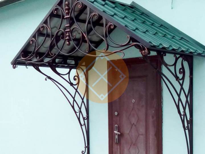 двускатный козырек из металлочерепицы