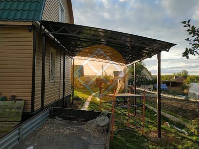 Металлический полуарочный навес для загородного дома