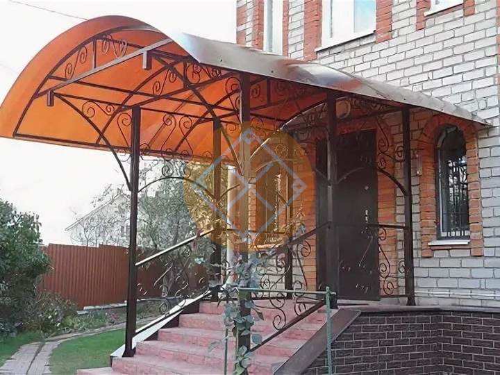 арочный сварной навес над крыльцом