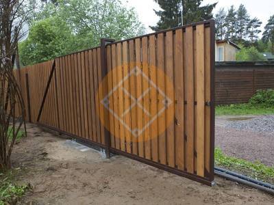 Откатные ворота со штакетником и свайно-винтовым фундаментом