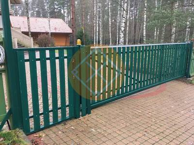 Металлические откатные ворота из деревянного штакетника
