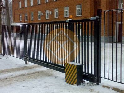 Решетчатые откатные ворота с проблесковым маячком