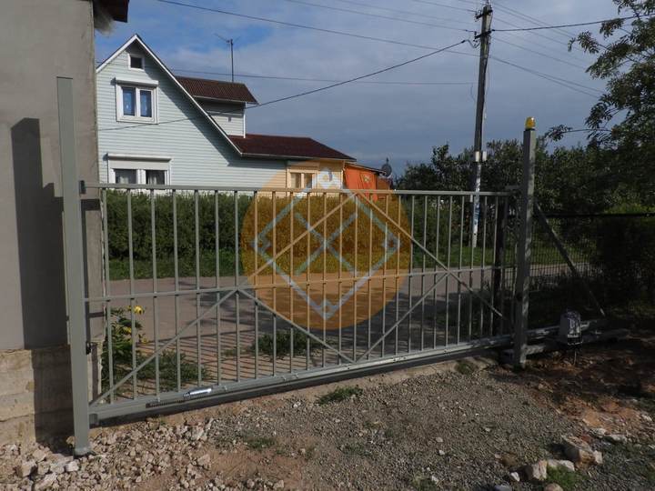 откатные решетчатые ворота серого цвета