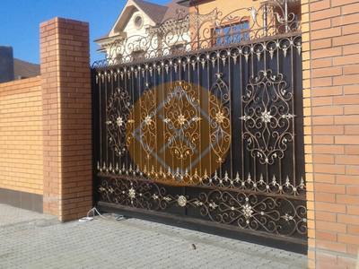 Откатные ворота с позолоченной ковкой