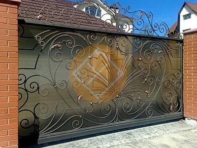 Кованые откатные ворота с поликарбонатом