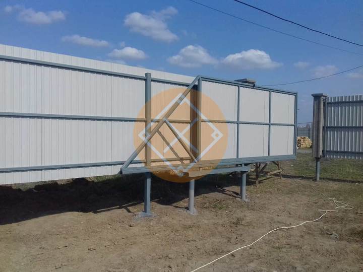 откатные ворота на сваях с профнастилом