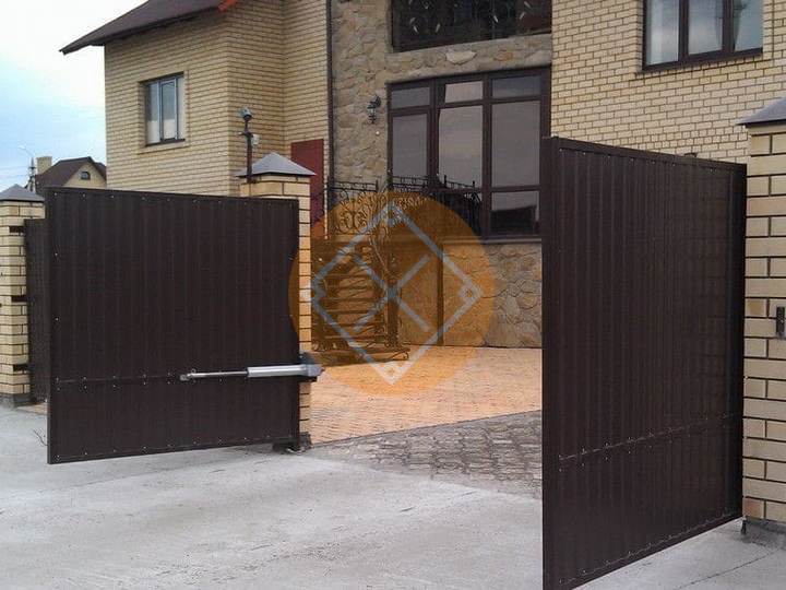 распашные ворота с автоматикой из профнастила