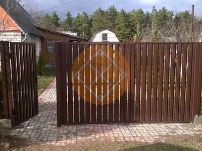 Металлические ворота с распашными створками из евроштакетника