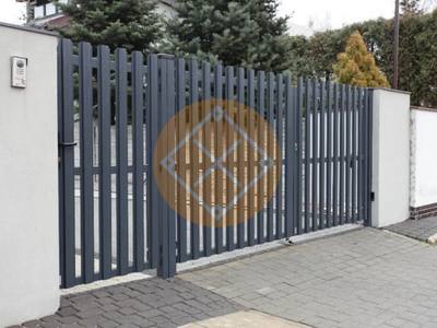 Распашные ворота из евроштакетника с калиткой