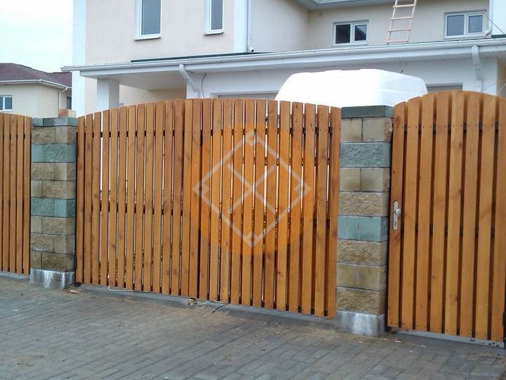 стальные ворота с двумя распашными створками из штакетника