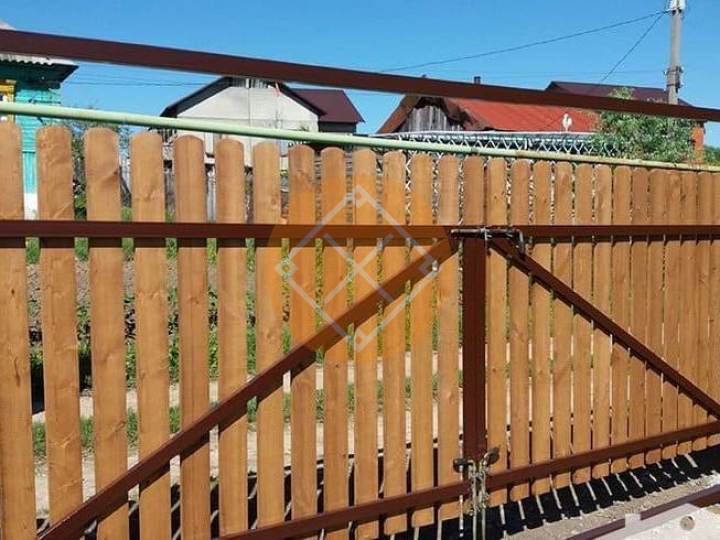 ворота с распашными створками из штакетника с засовом на пружинах