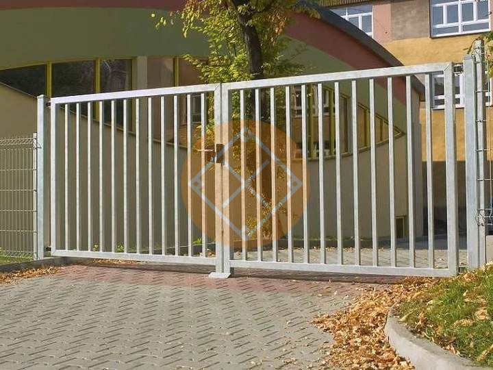 стальные решетчатые ворота с распашными створками
