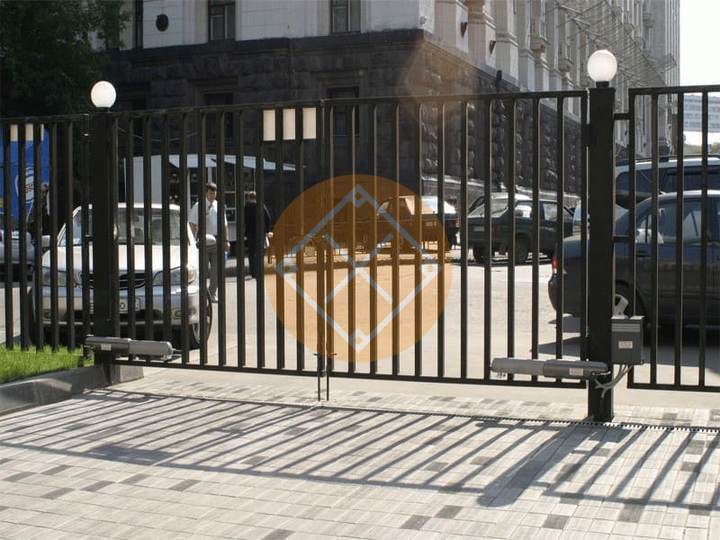 решетчатые распашные ворота с черным нитроэмалевым окрасом