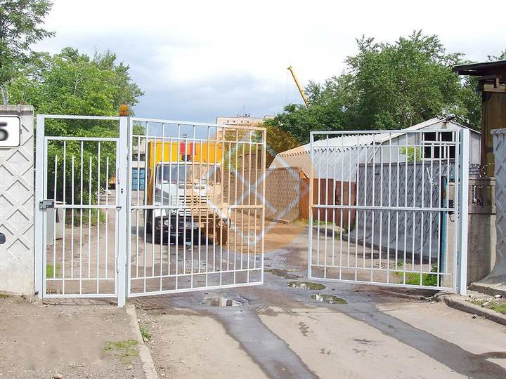 ворота с распашными решетчатыми створками белого цвета