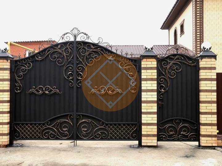 распашные ворота с коваными элементами