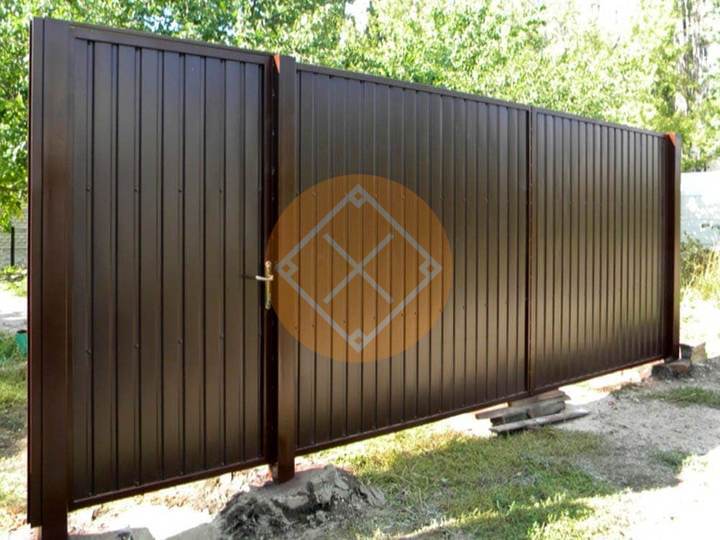 ворота с распашными створками и калиткой