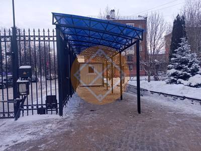 Навес с поликарбонатом синего цвета
