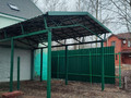 металлический двускатный навес с зеленым профнастилом